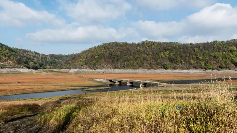 Edersee-Atlantis: Die Aseler Brücke im Herbst bei niedrigem Wasserstand
