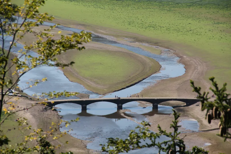 Edersee-Atlantis: Die Aseler Brücke bei Niedrigwasser im Sommer