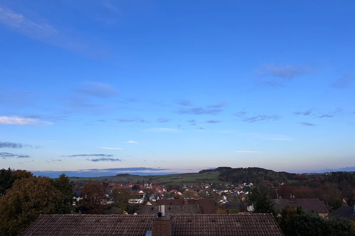 Aussicht von der Küche der Ferienwohnung Am Wäldchen über Dächer und Landschaft