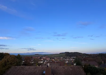 Aussicht von der Küche der Ferienwohnung Am Wäldchen über Dächer und Landschaft