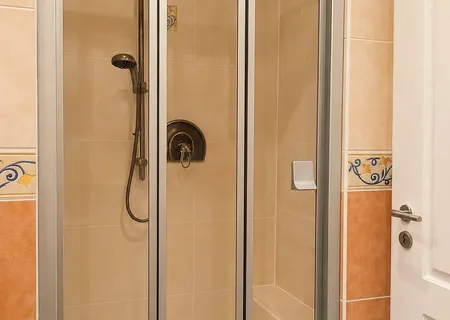 Moderne Dusche im Badezimmer der Ferienwohnung Am Wäldchen