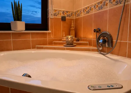 Großes Badezimmer der Ferienwohnung Am Wäldchen mit XL-Whirlpool-Badewanne und Fensterblick ins Grüne