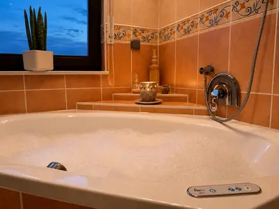 XL-Badewanne mit Whirlpoolfunktion in der Ferienwohnung Am Wäldchen