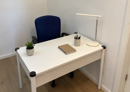 Kleines Büro bzw. Abstellraum in der Ferienwohnung Am Wäldchen mit Schreibtisch und Stuhl