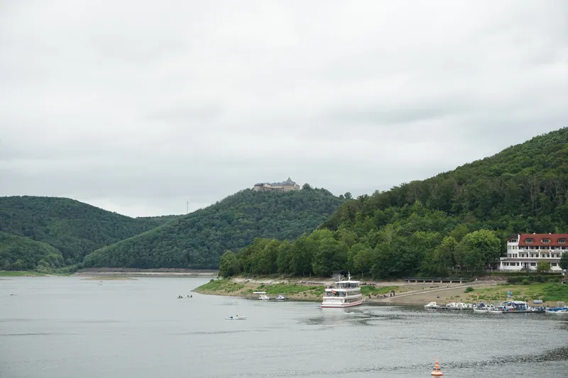 Edersee mit Schloss Waldeck auf dem Berg und Ausflugsschiff