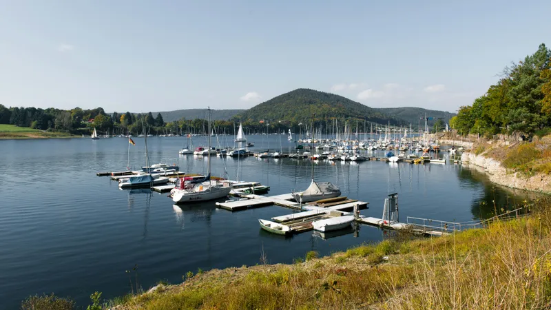 Segelboote und Yachthafen am Edersee