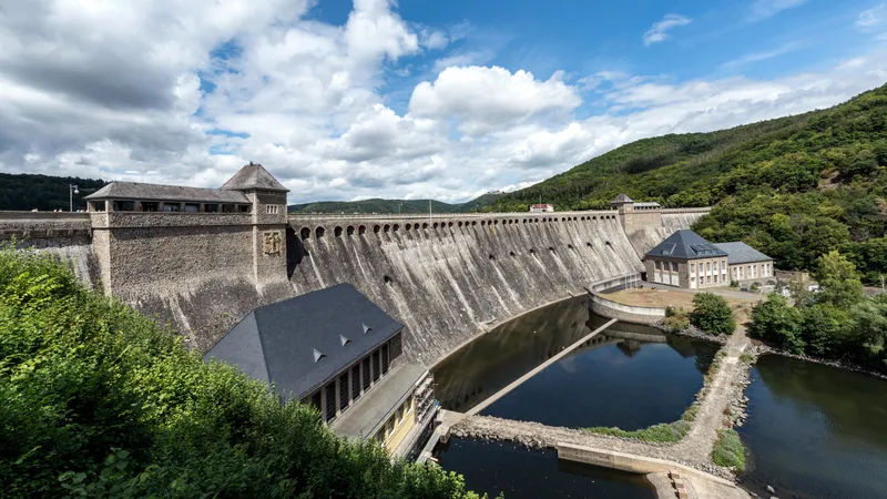 Die Edersee-Staumauer (Edertalsperre) mit ihren markanten Türmen