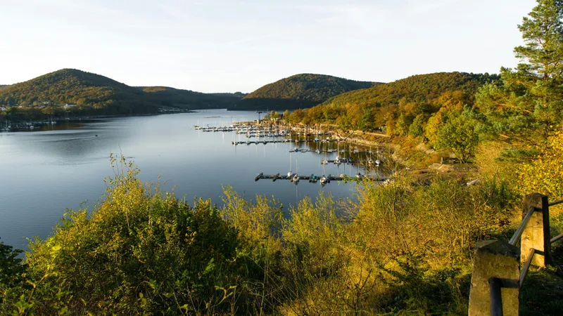 Yachthafen am Edersee im goldenen Herbstlicht
