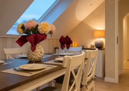 Gemütliches Esszimmer unter dem Dach mit großem Tisch in der Ferienwohnung Am Wäldchen