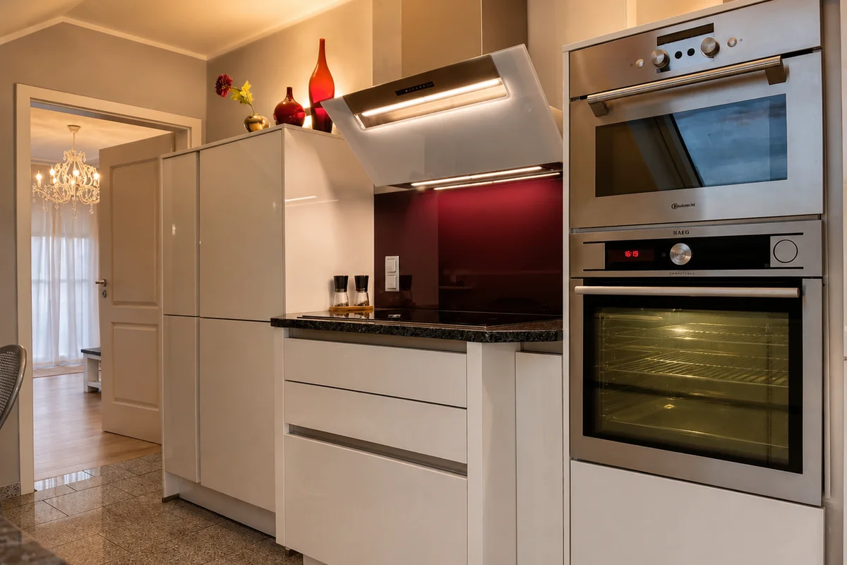 Kochbereich der Ferienwohnung Am Wäldchen mit stilvoller Wandverkleidung