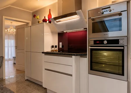 Kochbereich der Ferienwohnung Am Wäldchen mit stilvoller Wandverkleidung