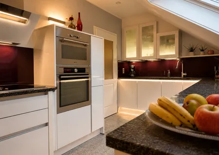 Moderne, hochwertige Küche der Ferienwohnung Am Wäldchen mit Markengeräten und Induktionskochfeld