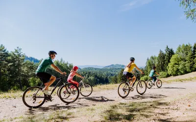 Edersee mit Ausflugsschiff und Stand-Up-Paddlern