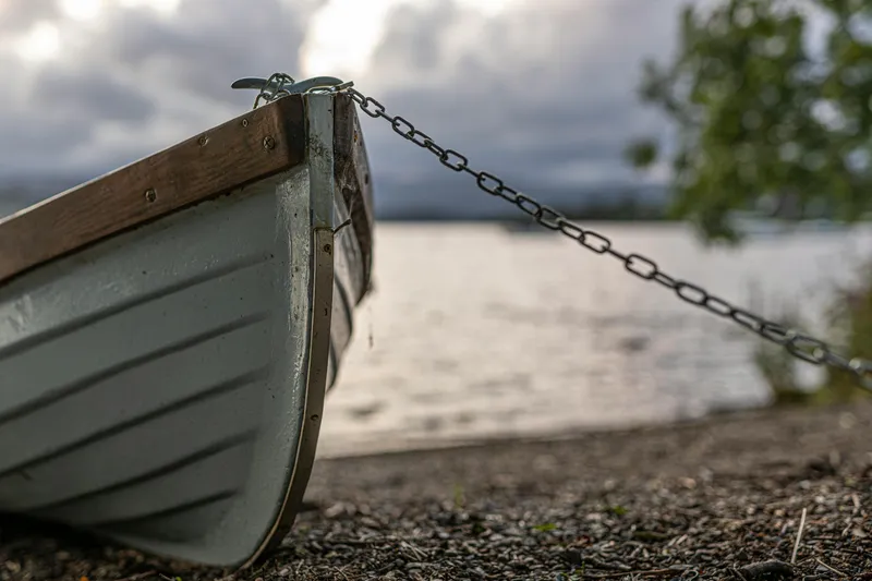 Ruderboot am Ufer des Edersees