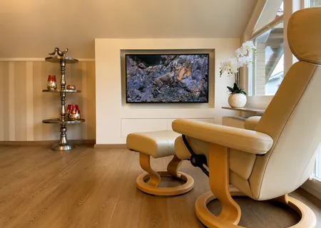 Wohnzimmer der Ferienwohnung Am Wäldchen mit bequemen Sesseln und TV
