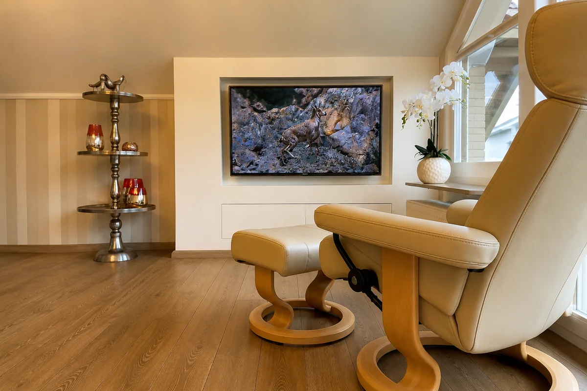Wohnzimmer der Ferienwohnung Am Wäldchen mit bequemen Sesseln und TV