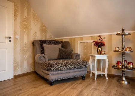 Gemütliche Leseecke mit Sessel und Beistelltisch in der Ferienwohnung Am Wäldchen